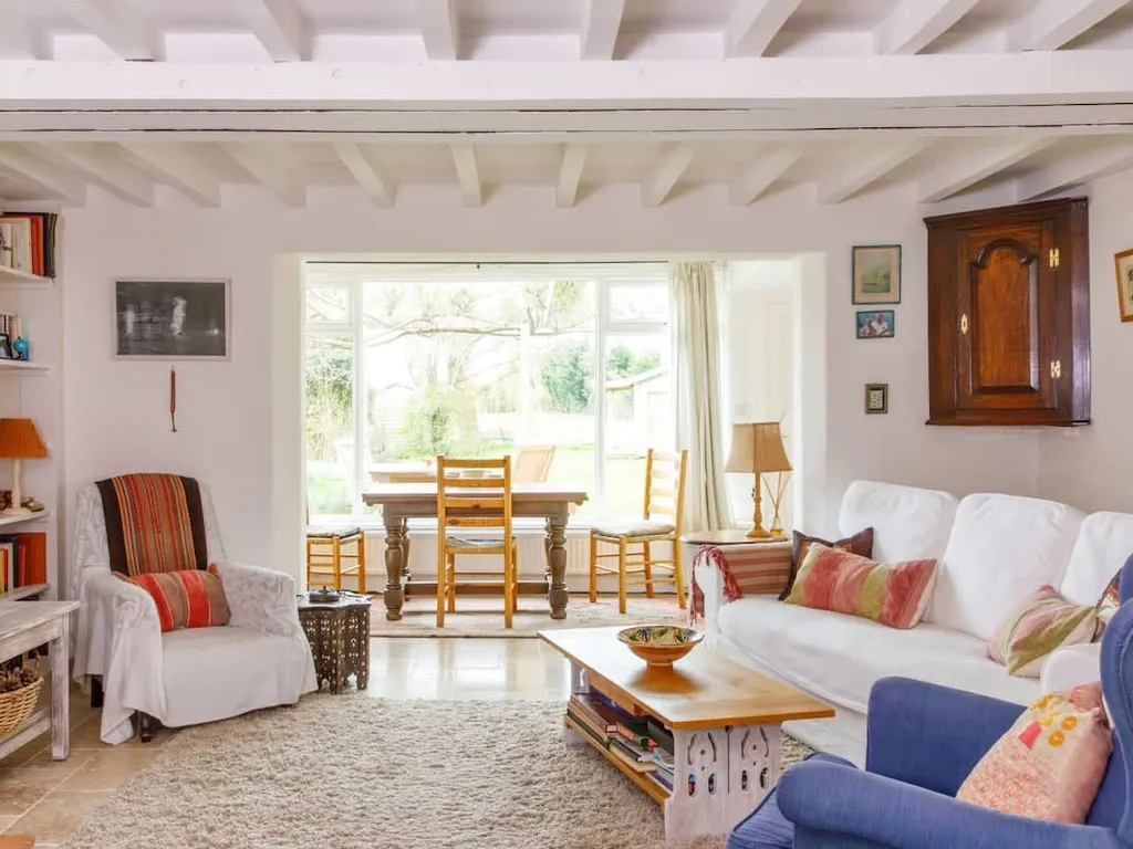 Pretty Cottage Near City & Sea