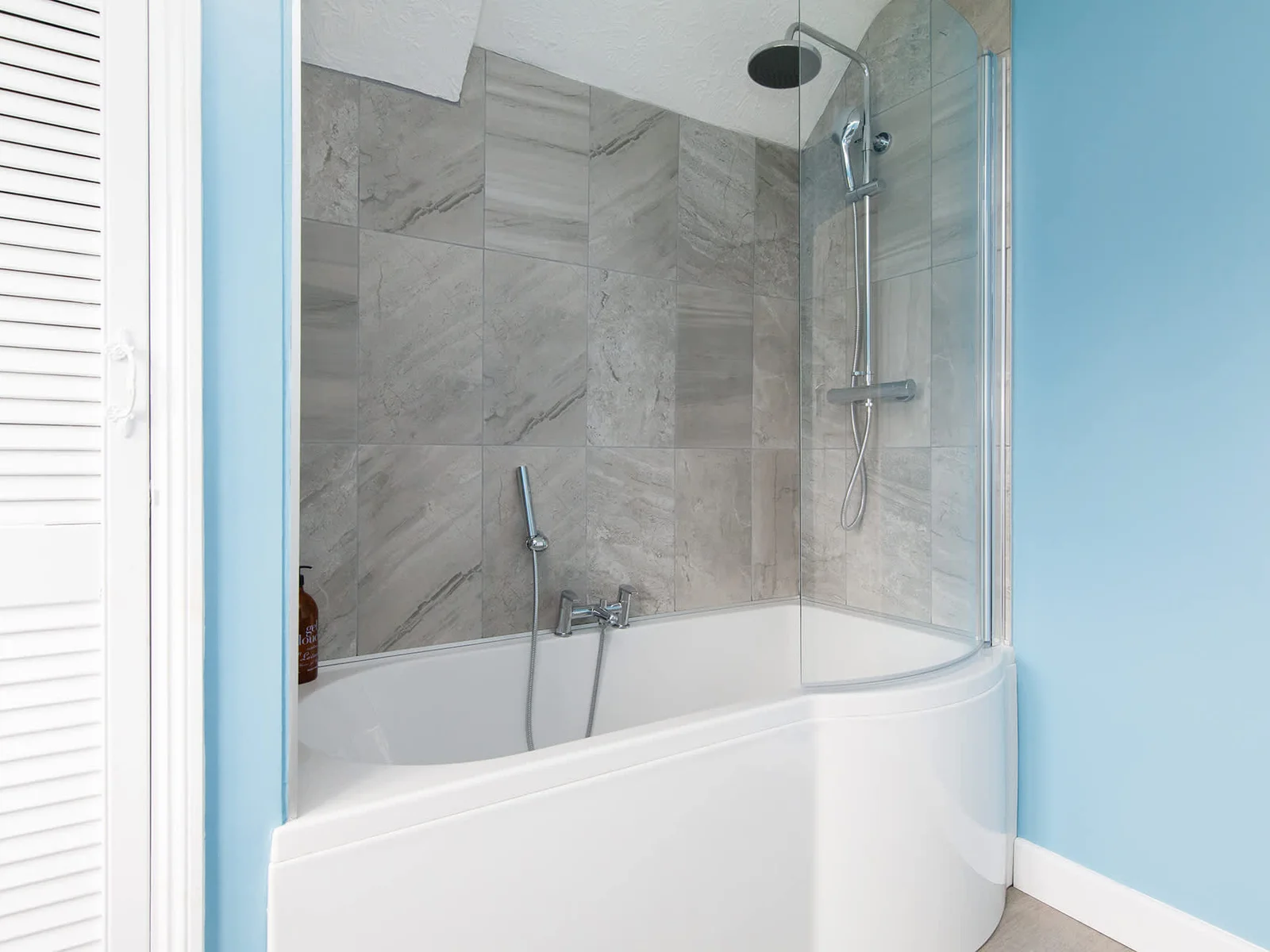 Unwind in the evening with a long, hot bath or freshen up after a sea swim with a warm shower.