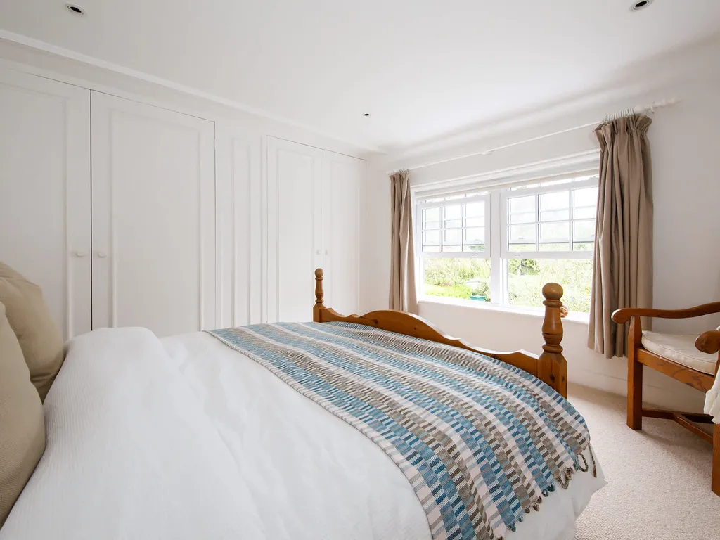 Country cottage in pretty village / quay views