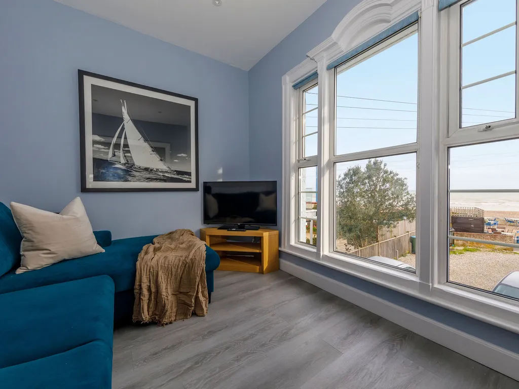 Chic 2-Bed Seafront Haven, Near Felpham Beach