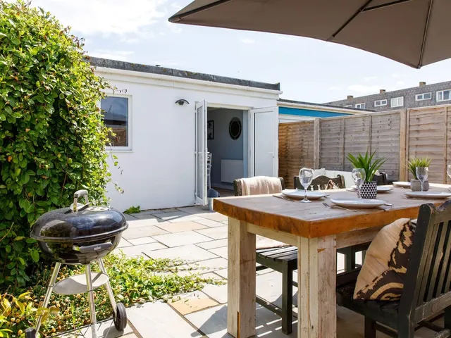 Charming Bolthole 400m to Beach