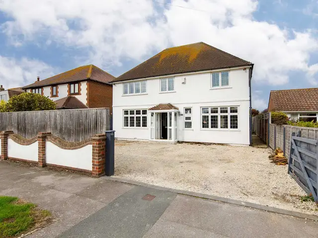 Bright & Modern 4 br House 100 metres from Beach!