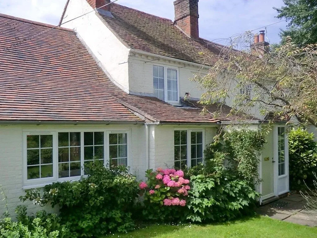 Pretty Cottage Near City & Sea