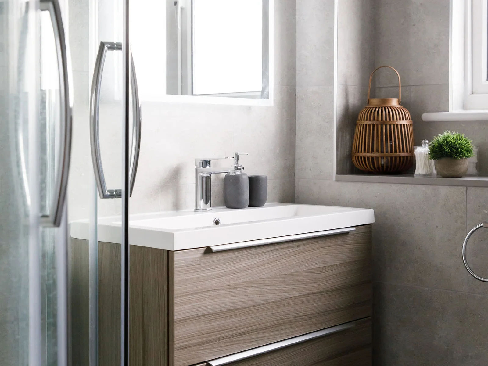Freshen up before heading out to one of the fantastic local pubs or restaurants, many within easy reach of the house.
