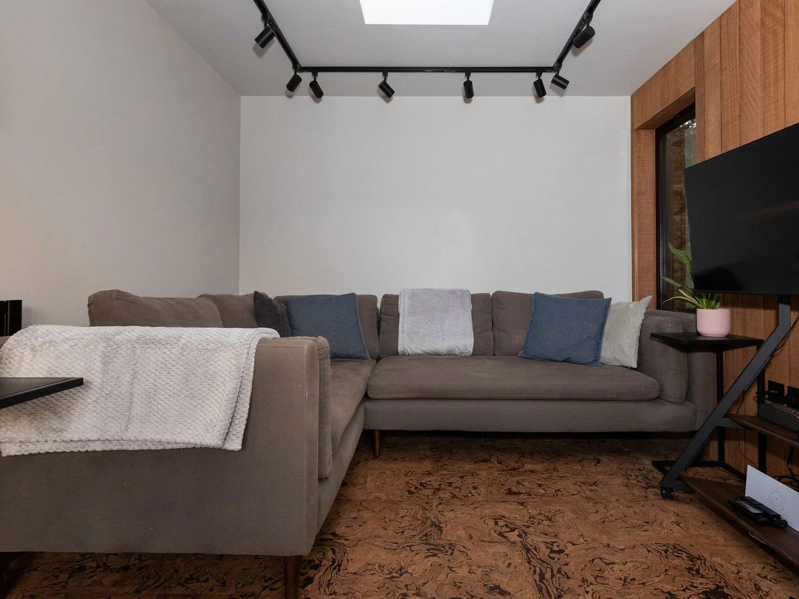 Cosy up on the L-shaped sofa and enjoy your favourite TV shows and movies on the smart tv!