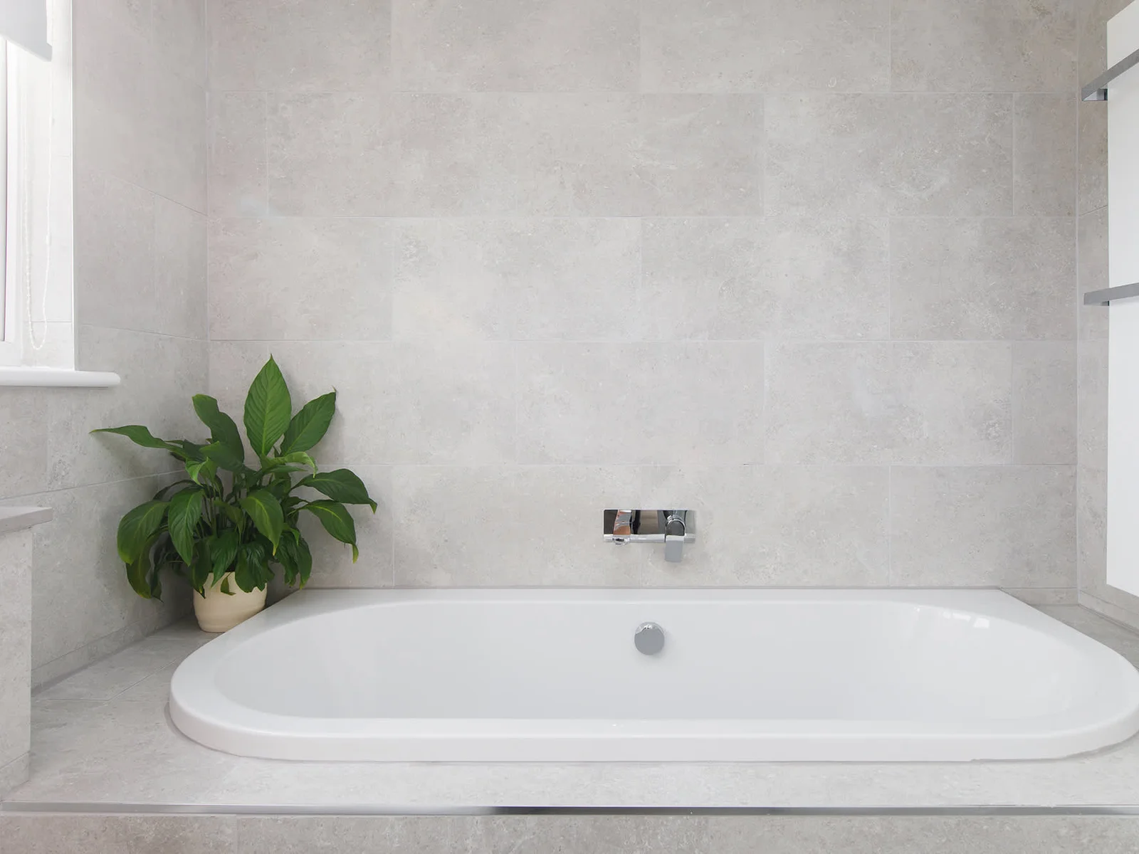 Enjoy a hot soak in the bath after a sea swim, water sports or a busy day exploring the coastline.