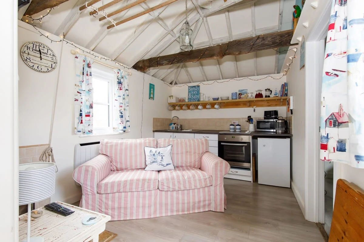 The annexe has a well equipped kitchen to make breakfast, lunch and dinner, or prepare beach picnics.