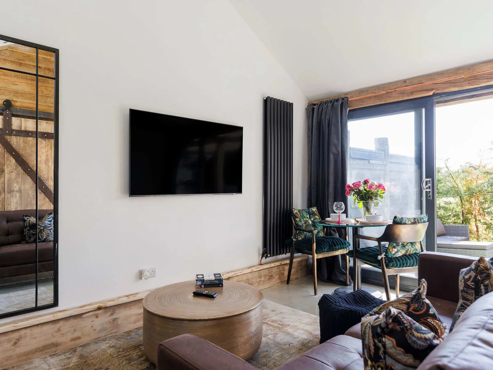 Relax in the evening with a glass of wine & enjoy a film on the Smart TV!