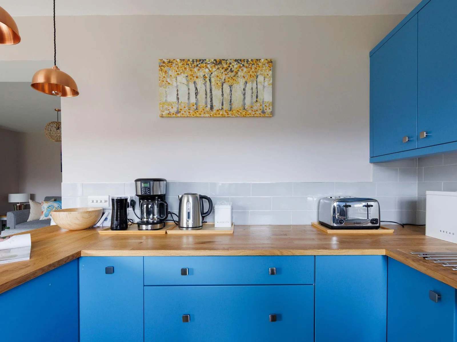 Prepare meals, drinks and snacks for everyone, with ample worktop space and modern appliances.