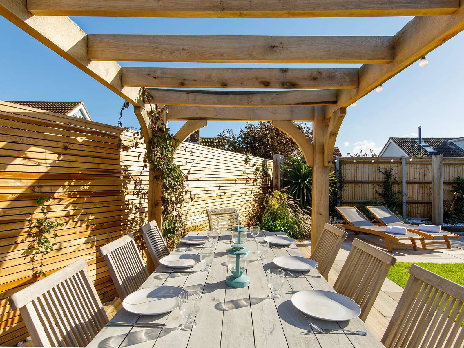 Spend warm evening outside under the pergola.