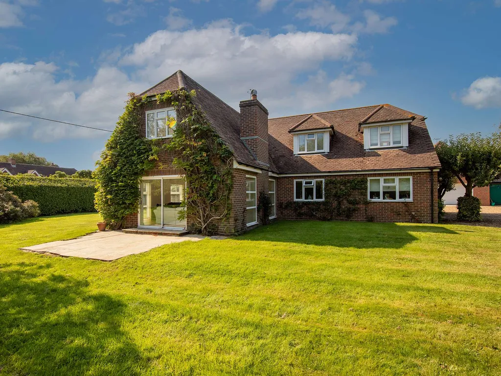 Secluded rural retreat, close to beach – sleeps 12