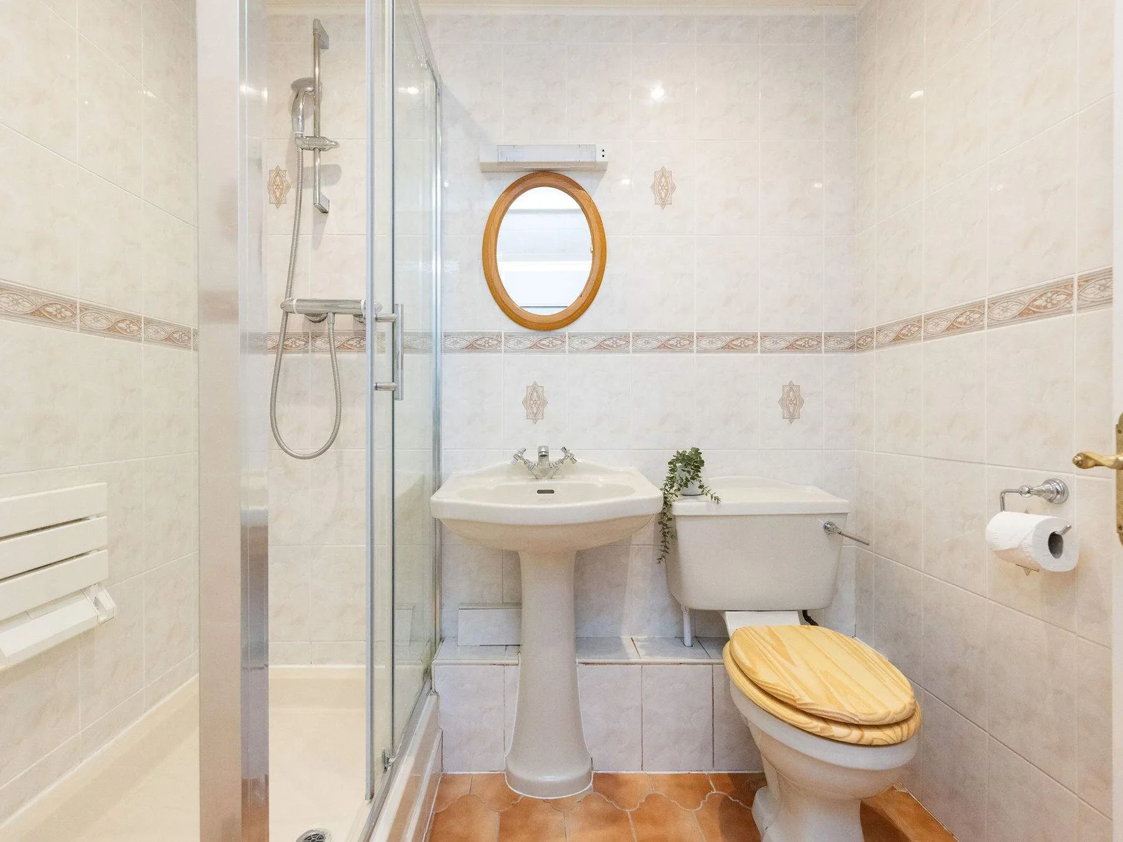 The family bathroom offers a spacious shower, WC and sink.