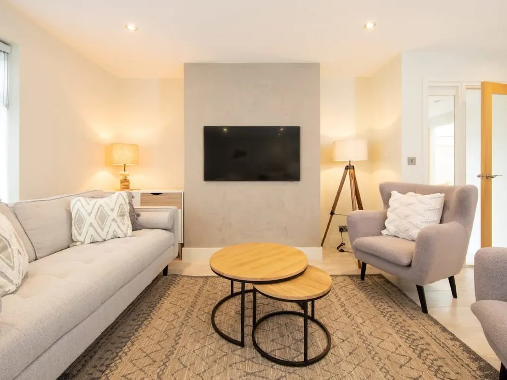 Designer Family Escape / Hot Tub / Steps to Beach