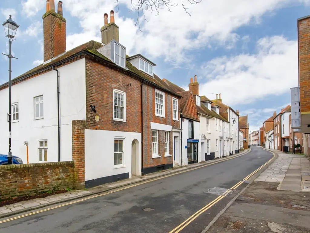 Charming 4bd Townhouse right in the city centre!