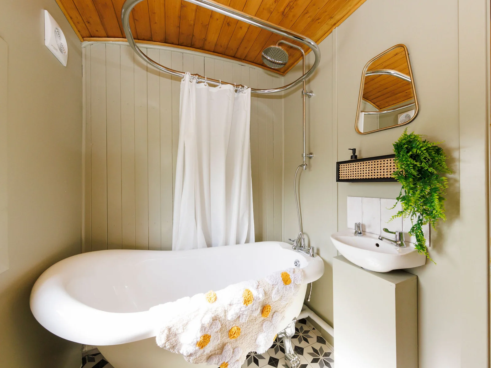 The carriage features a full bathroom with roll top bath tub, overhead shower, sink and WC.