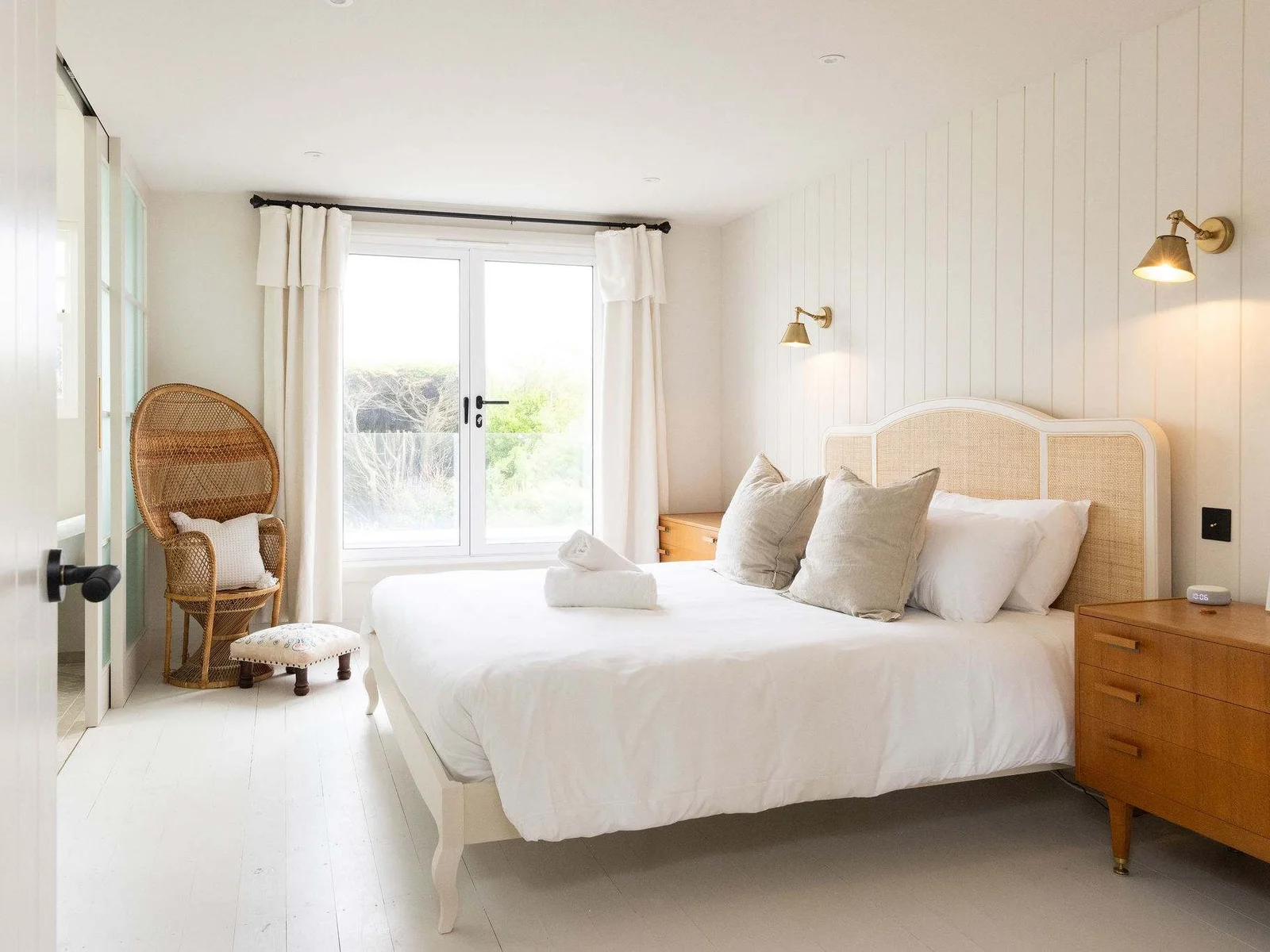 Find restful comfort in our beautifully designed bedrooms, complete with luxury linen and bedding.