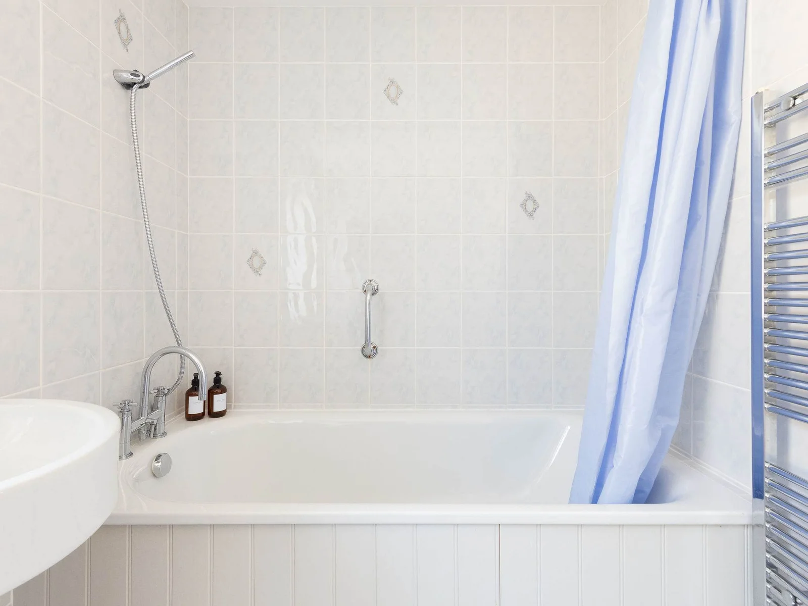 Fresh and functional, with a full-size bath and overhead shower