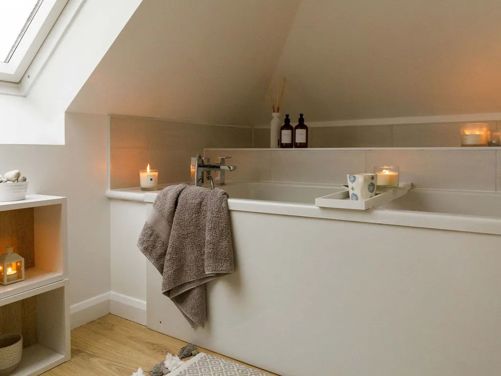 Beach house for 8 with hot tub & garden