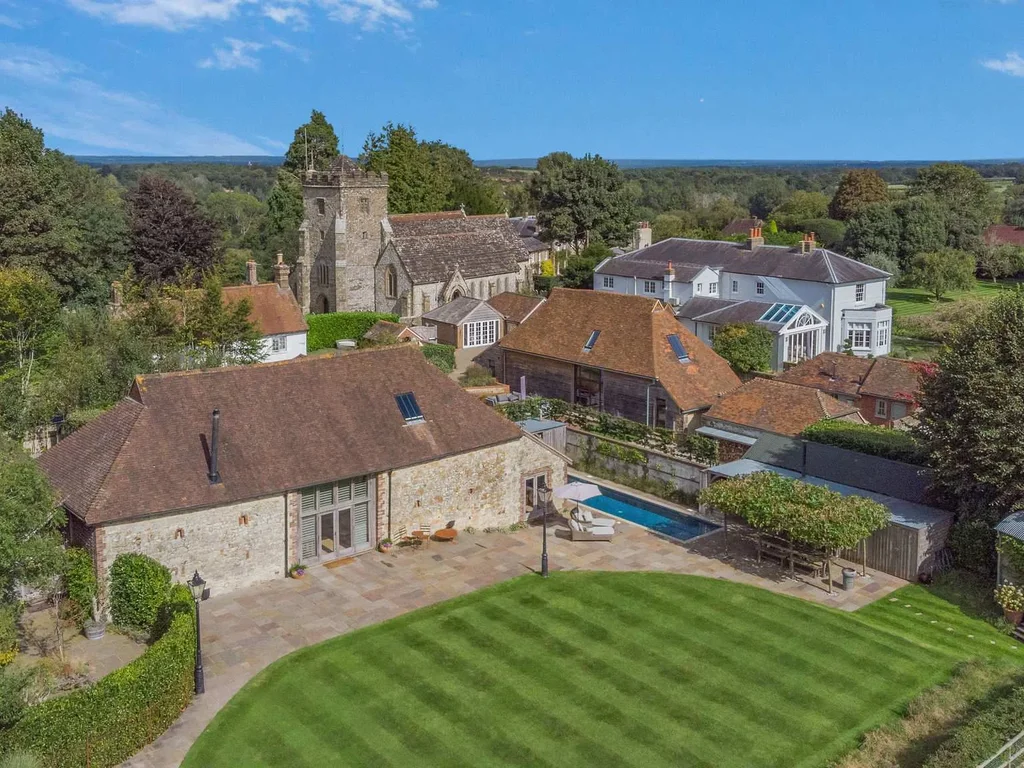 Luxury Countryside Barn with Pool & Gym, Sleeps 10