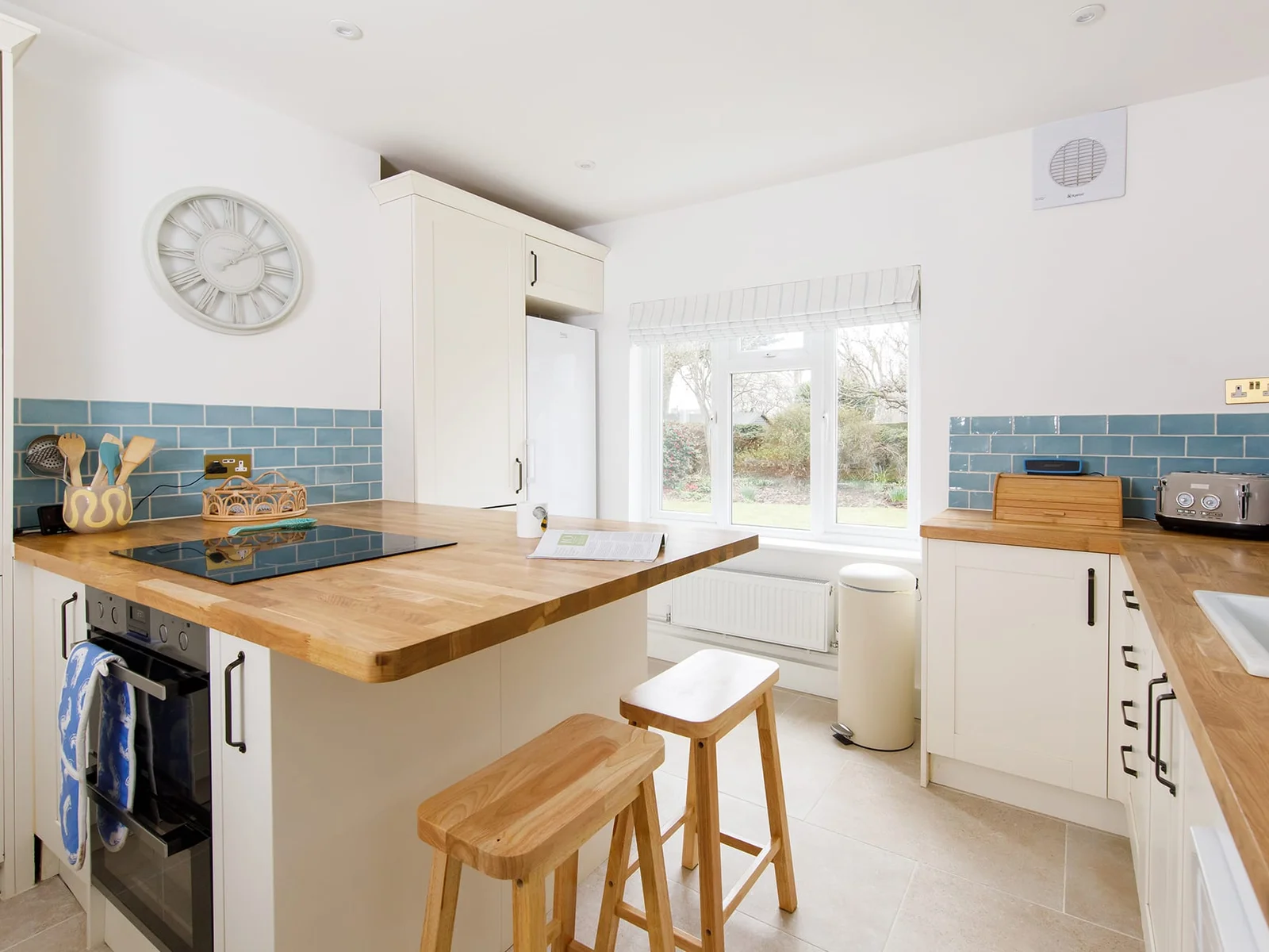 The pretty kitchen has everything you need to prepare meals, drinks and picnics.
