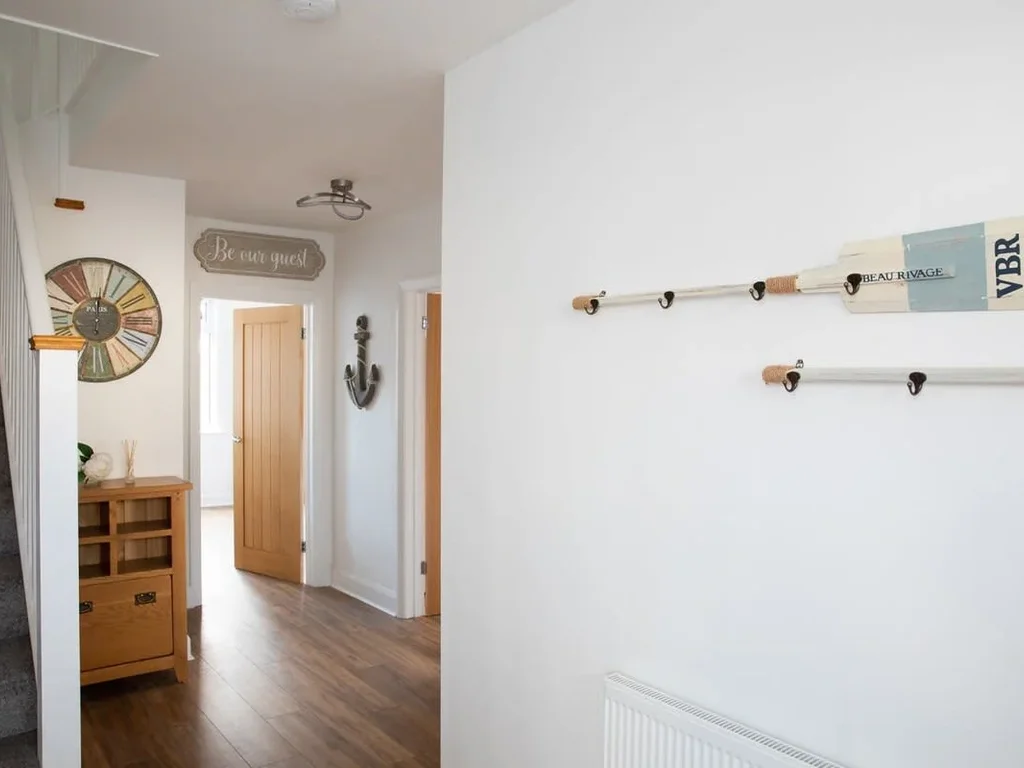 Spacious House for 10 Near Town & Beach