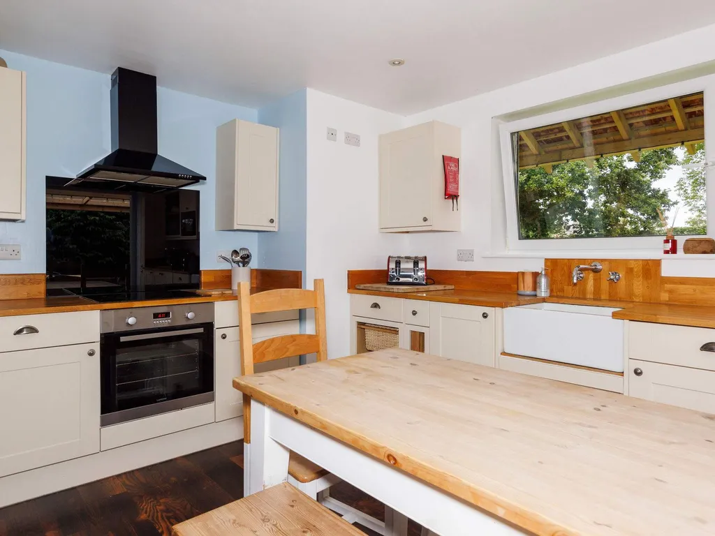 Modern 4-Bed Countryside Retreat with Garden