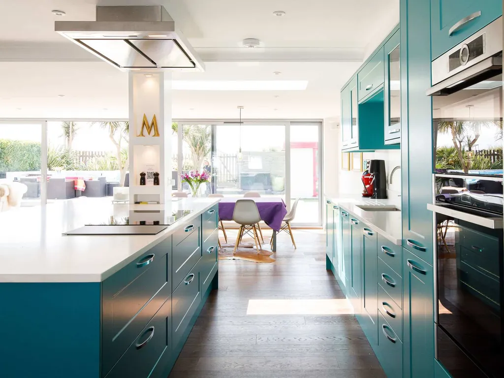 Vibrant Seafront Home With Seasonal Pool