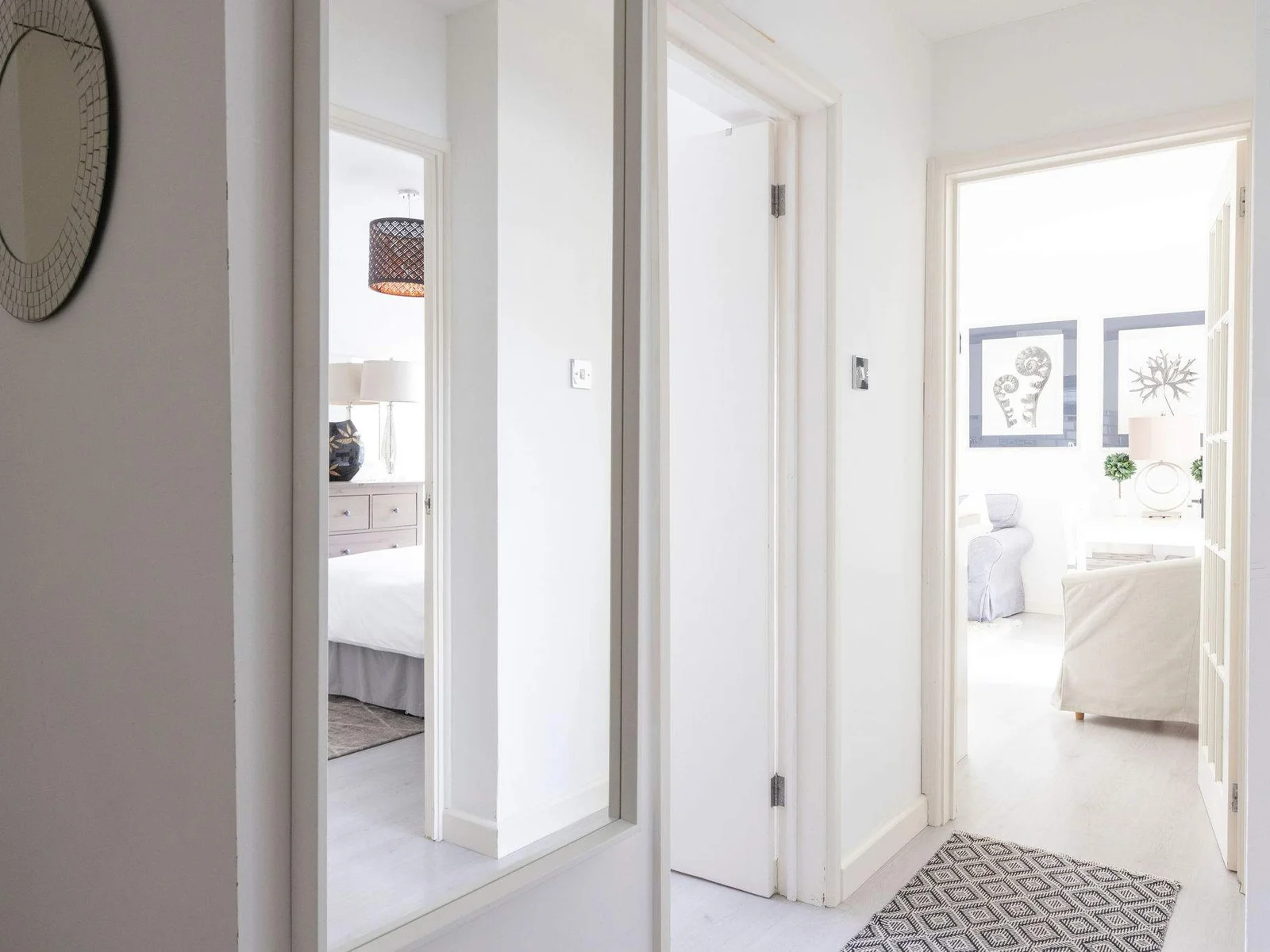 The spacious and inviting entrance hall warmly welcomes you to the apartment.