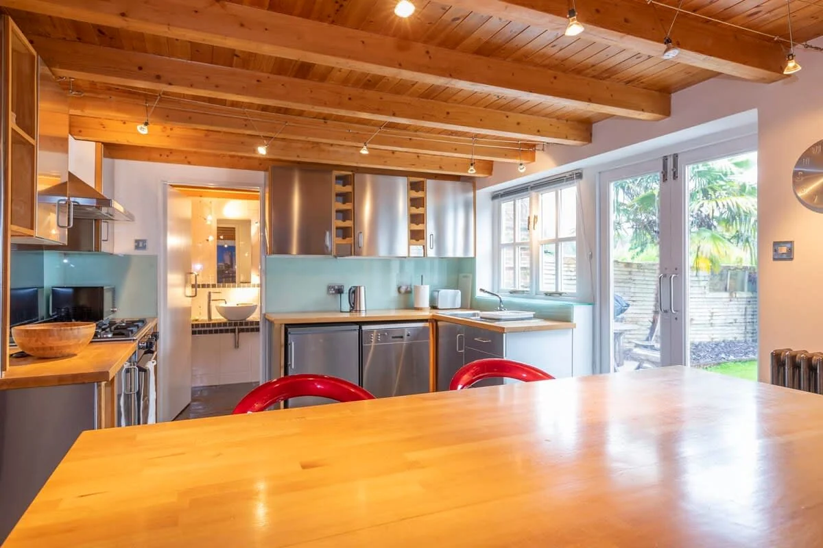 The kitchen has everything you need to prepare meals, drinks and picnics.
