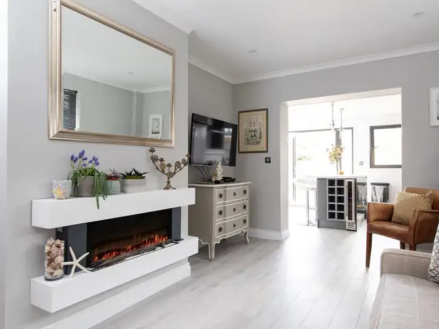 Seaside Serenity: 3-Bed, Deck & Garden, Near Shore