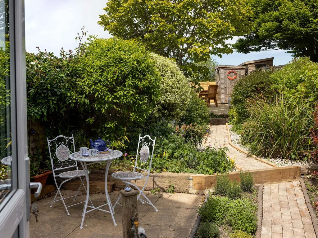 Quaint Quayside Cottage with Garden