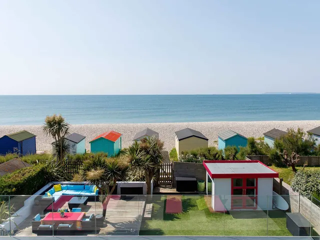 Vibrant Seafront Home With Seasonal Pool