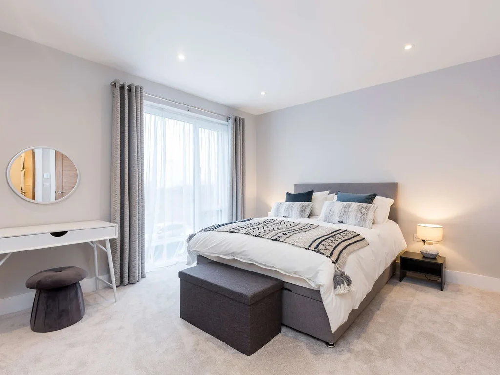Stylish new home with parking – king beds, garden