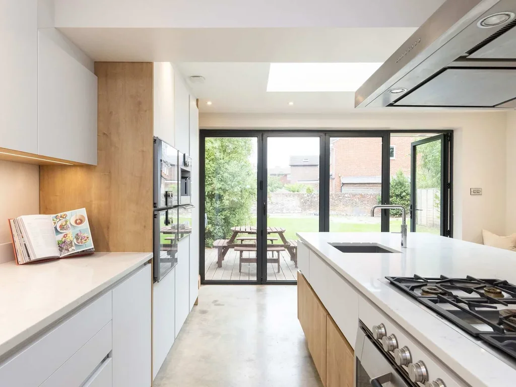 Spacious 4-Bed Near City & Sea