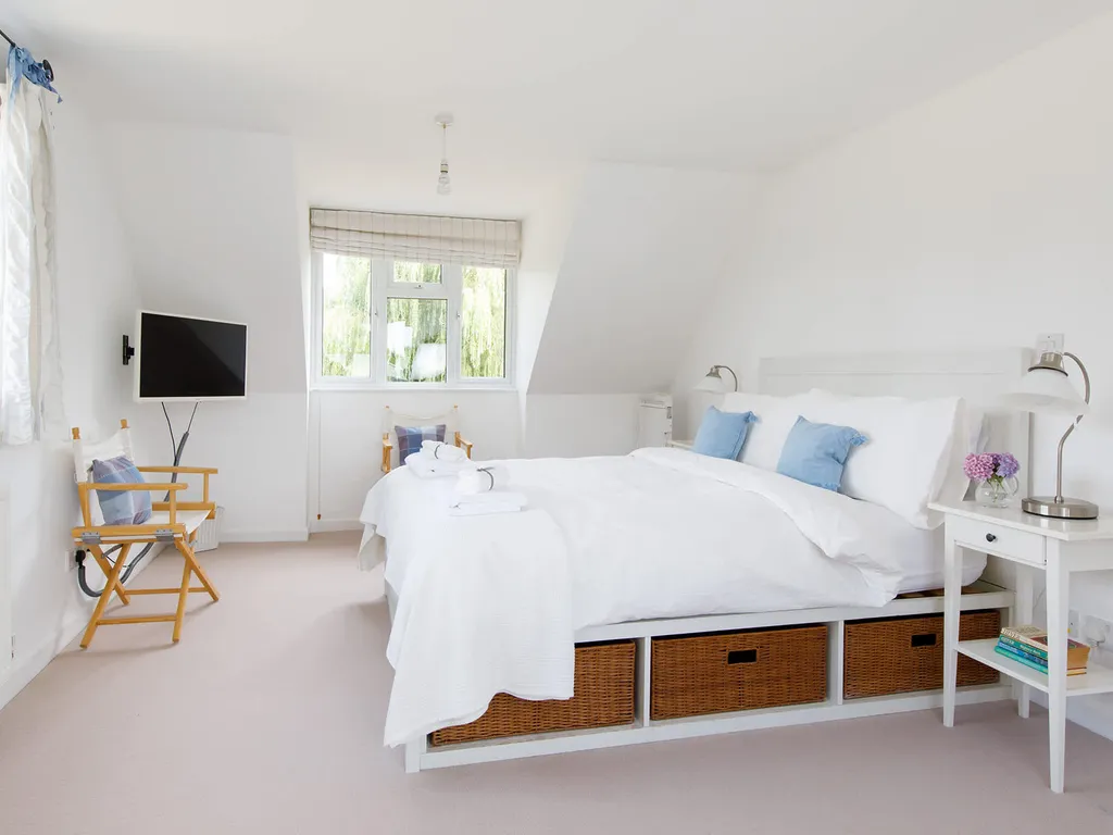 Secluded rural retreat, close to beach – sleeps 12