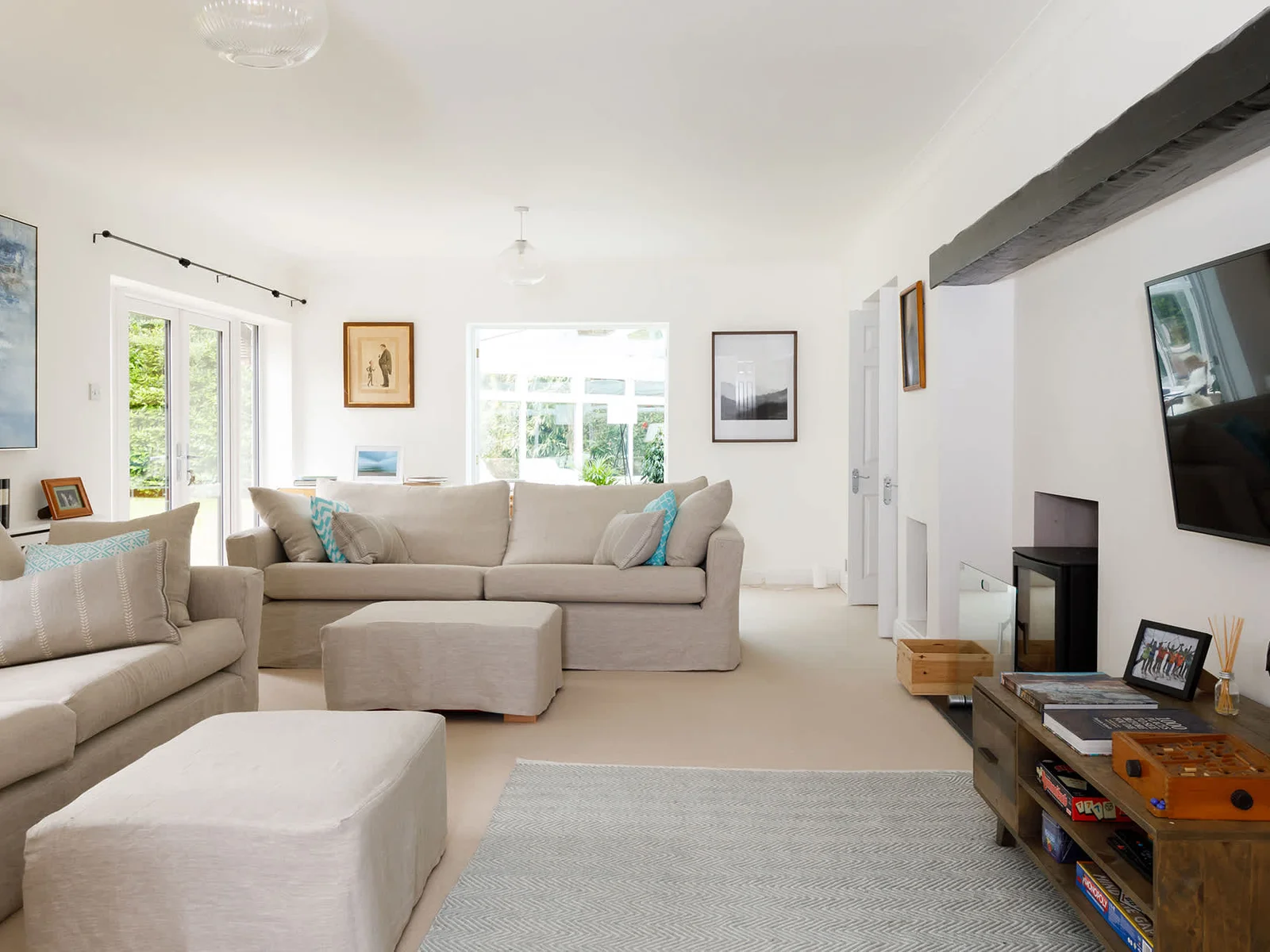 Enjoy your favourite show or a movie in the evening on the Smart TV.