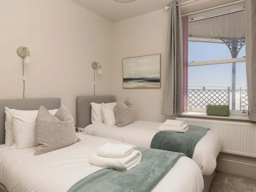 Seafront Apartment with Balcony & Panoramic Views