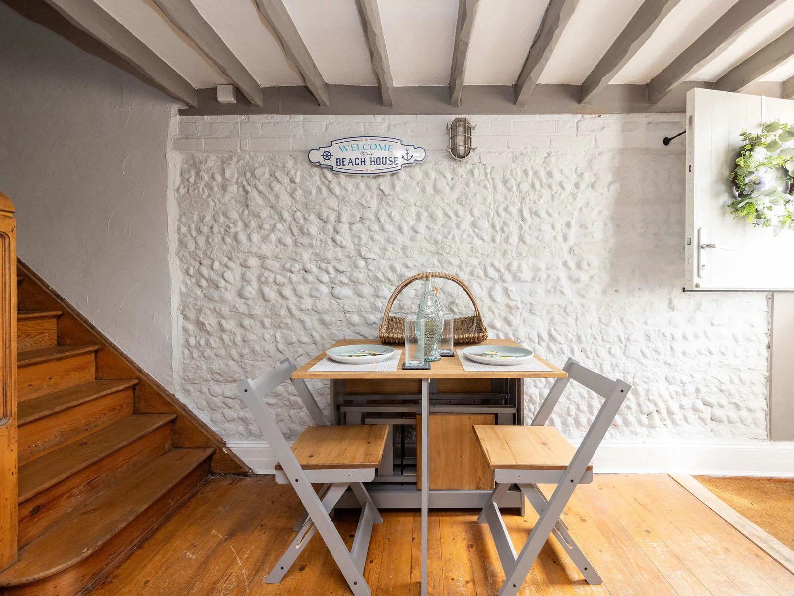 Enjoy breakfast, lunch and dinner at the dining table for 4!