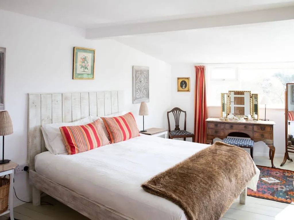 Pretty Cottage Near City & Sea