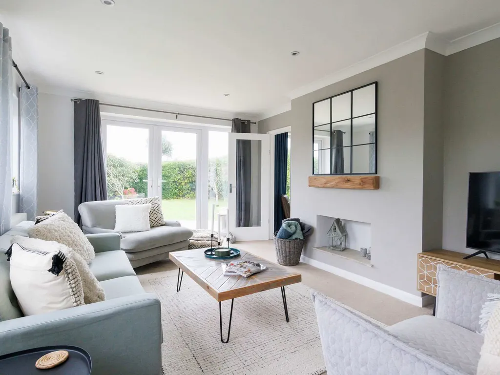 Beach house for 8 with hot tub & garden