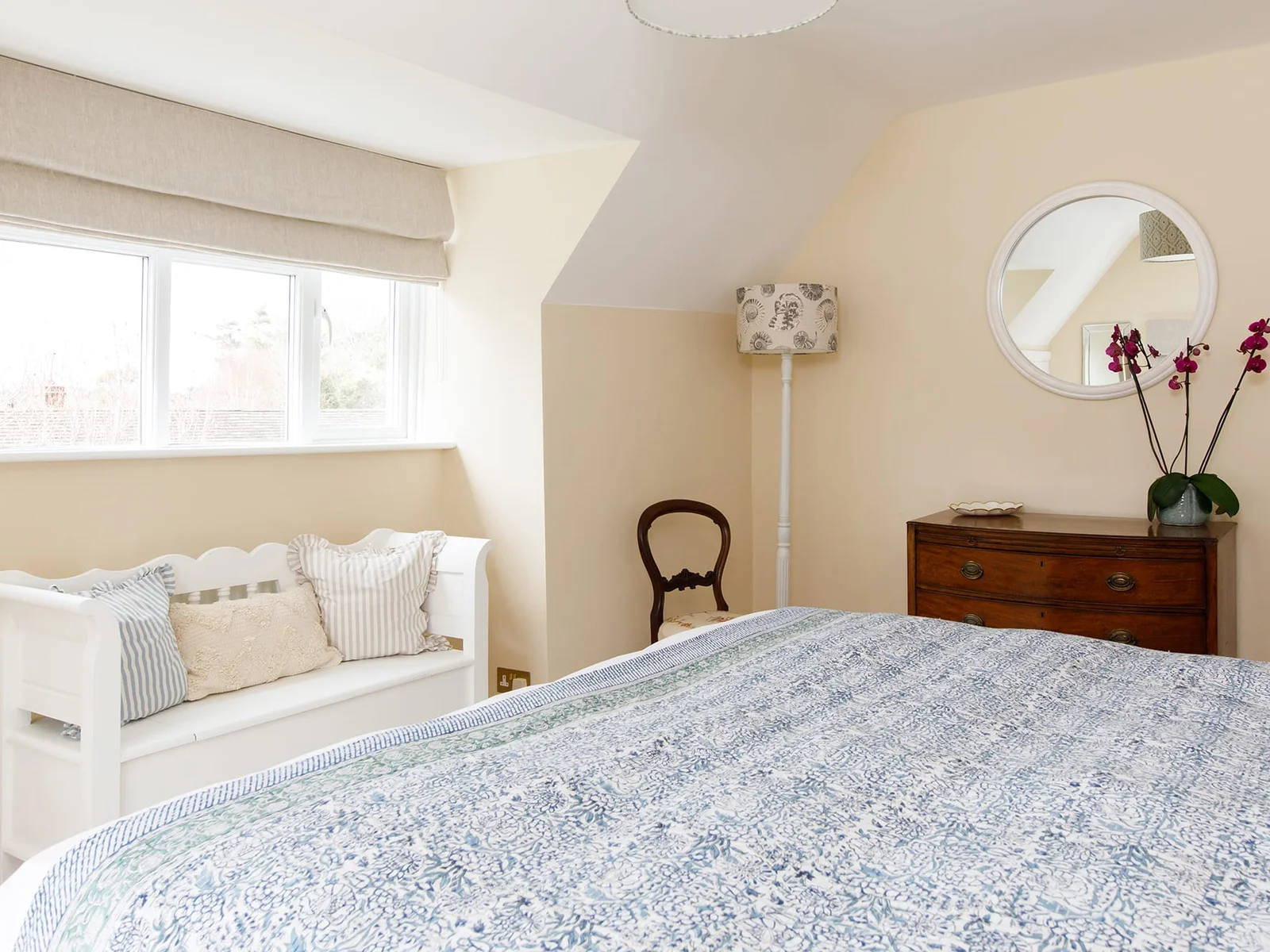 You'll find pretty cushions and linen in all rooms.