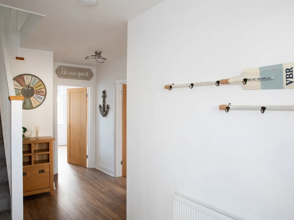 Spacious House for 10 Near Town & Beach