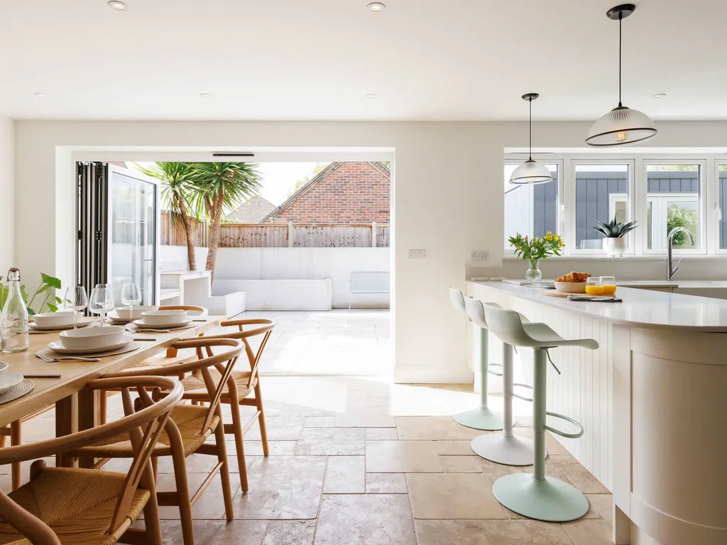 Chic 4-Bed Coastal Retreat in Heart of Bosham