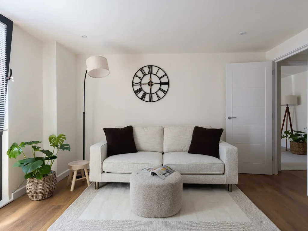 Stylish Central Chichester Flat Near Station