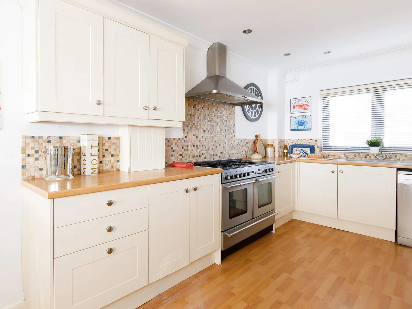 There is a double oven and gas hob.