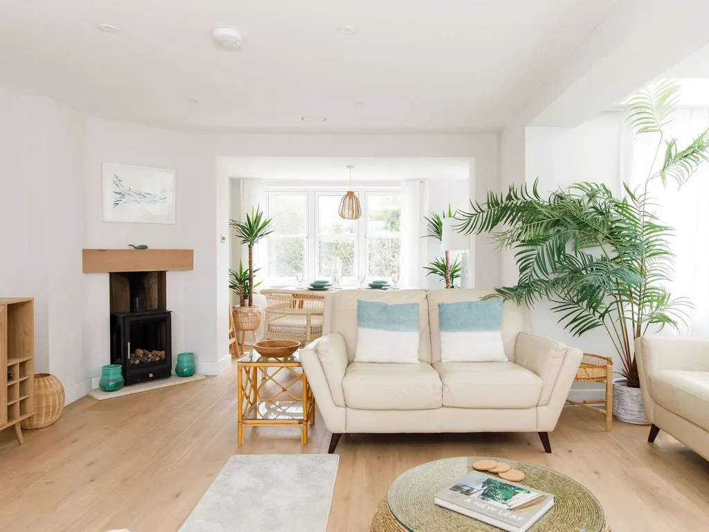 Mariners: Stylish Beachside Getaway with Sea Views