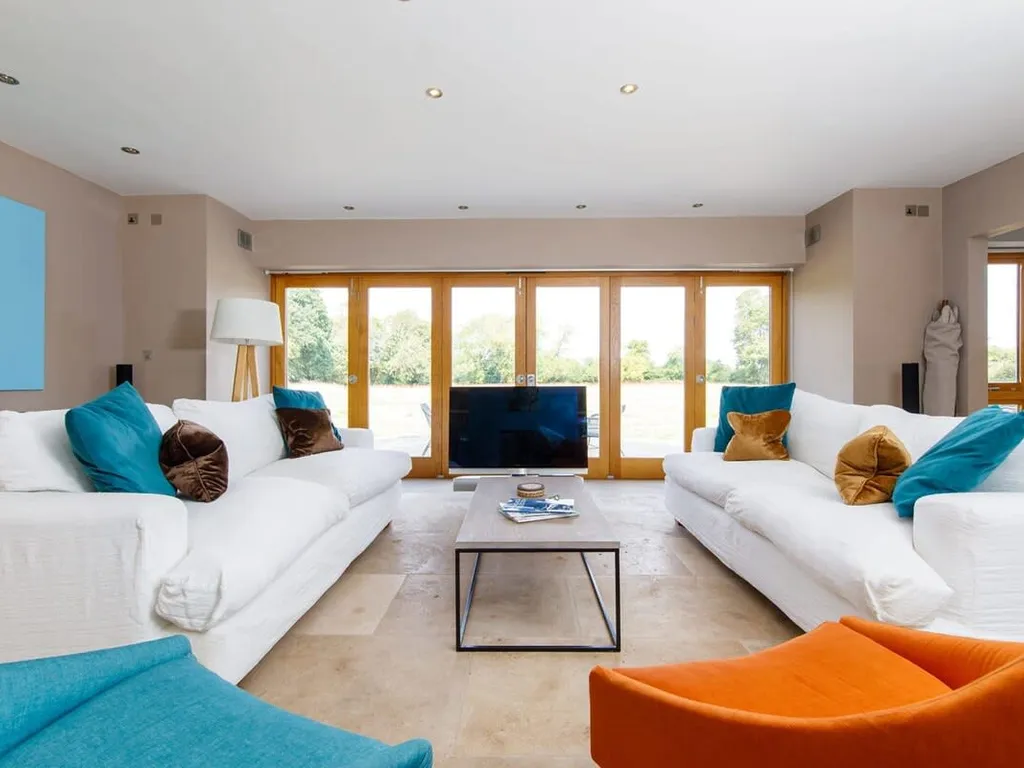 Barn-style Country Retreat Close to Marina