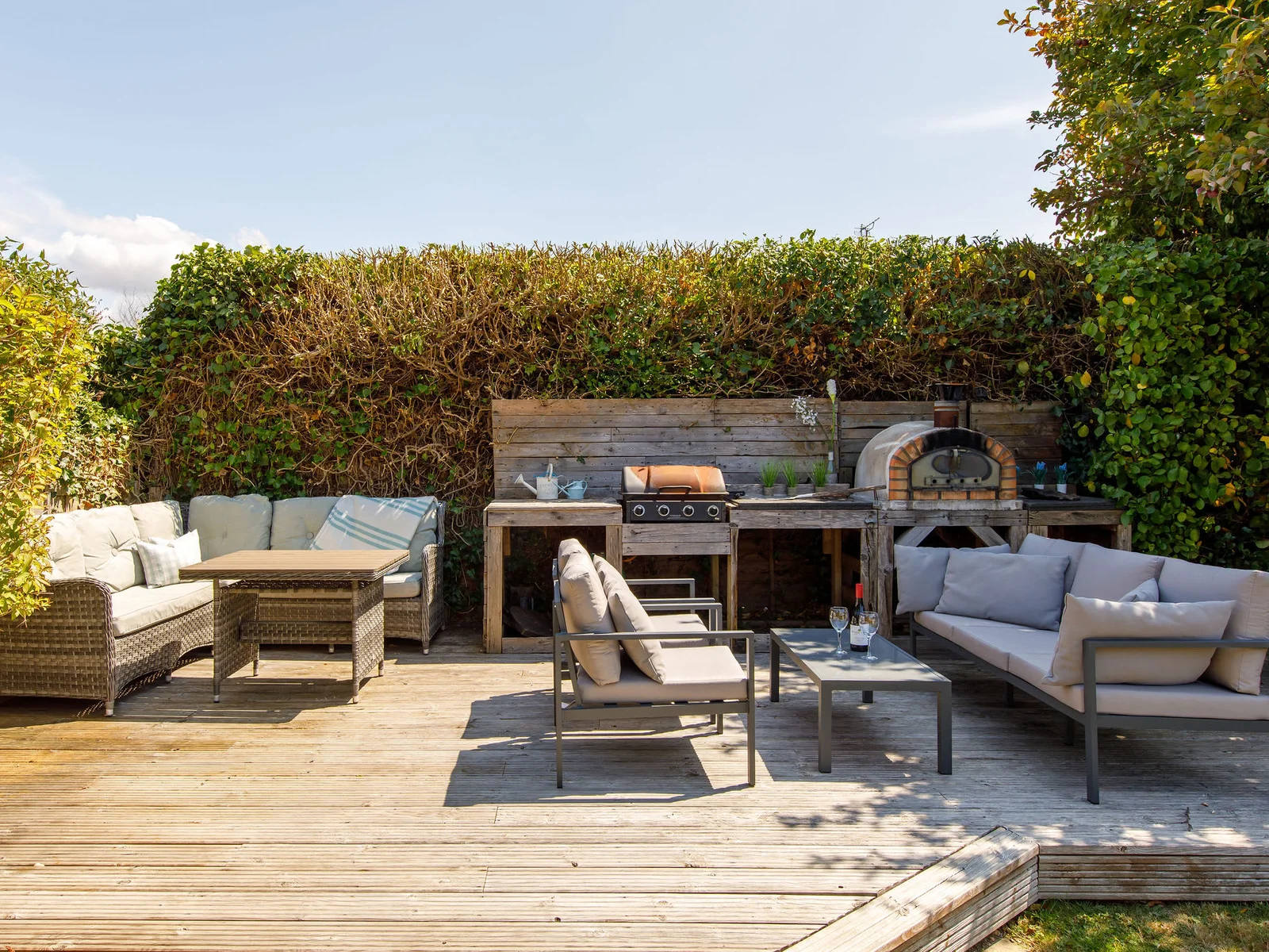 Prepare delicious BBQ or pizza for the entire family, bask in the sun, and relax in the comfortable seating areas.