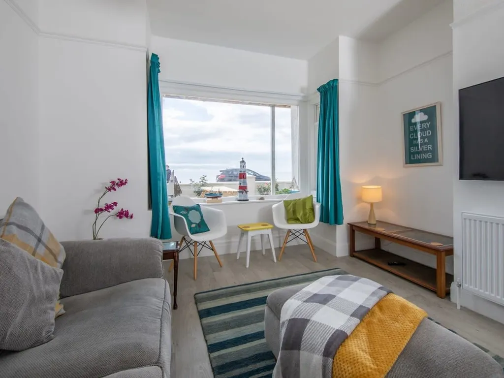 Beautiful Beachfront House wth Balcony & Sea Views