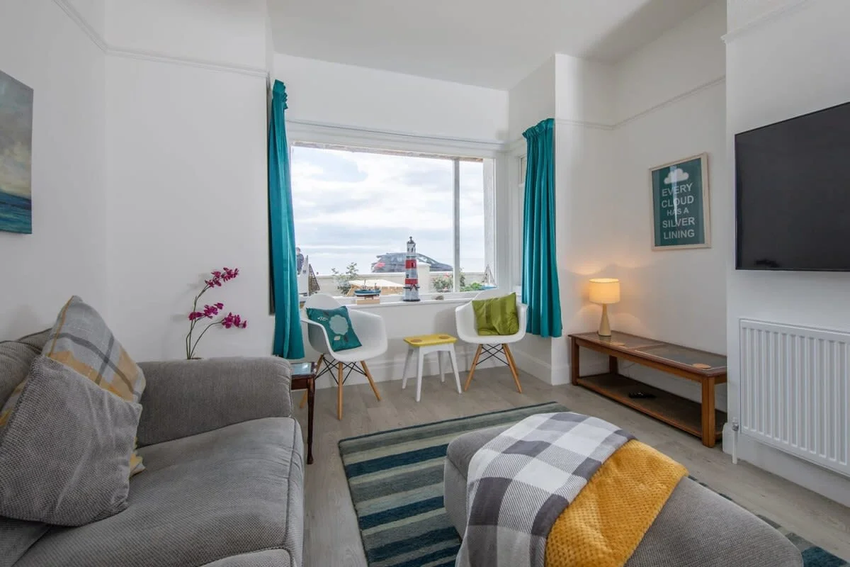 Sink into the soft plush sofas while you catch up on your favourite shows on the wall mounted Smart TV